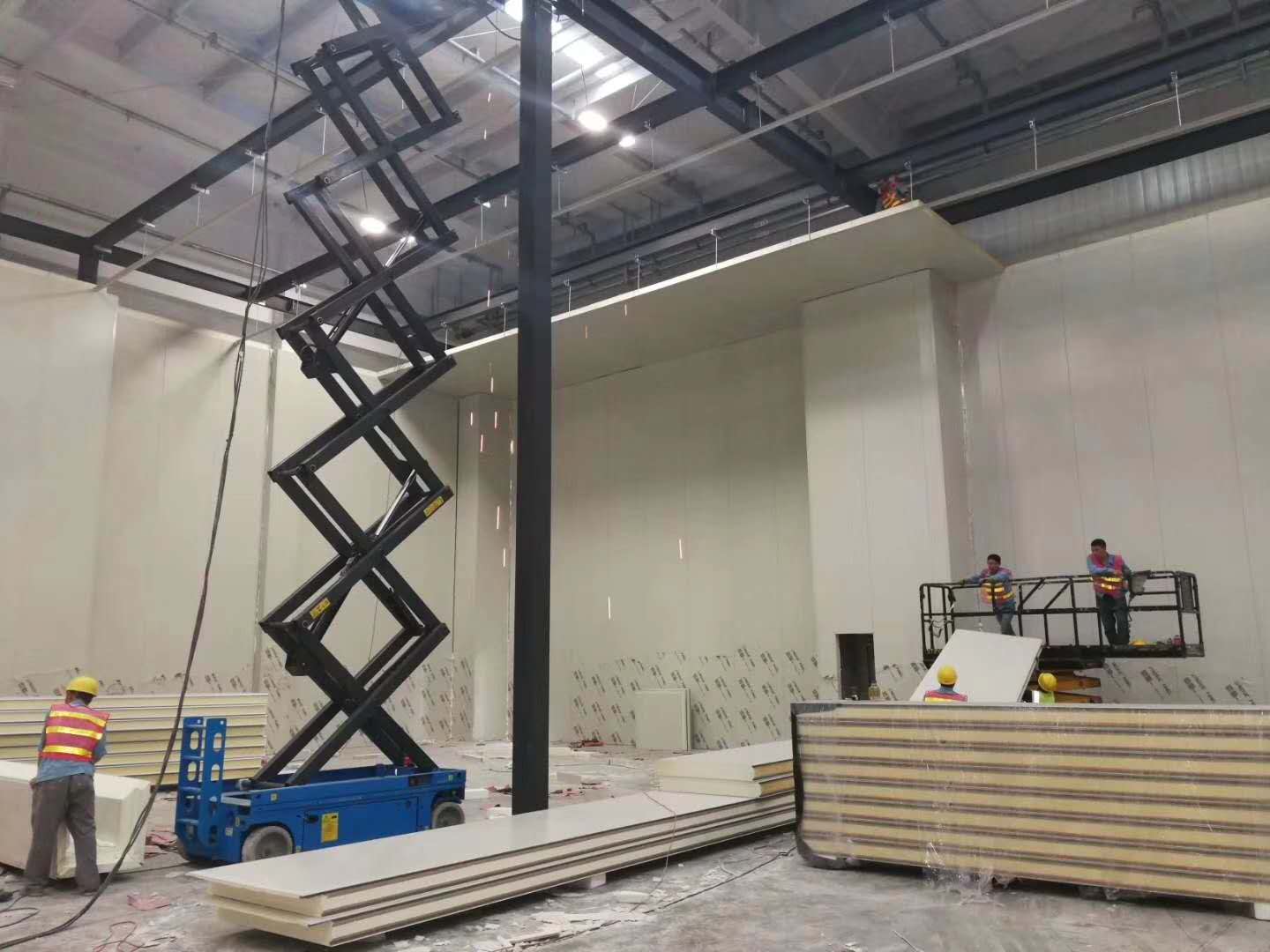 大型冷库建造现场（安装顶板）